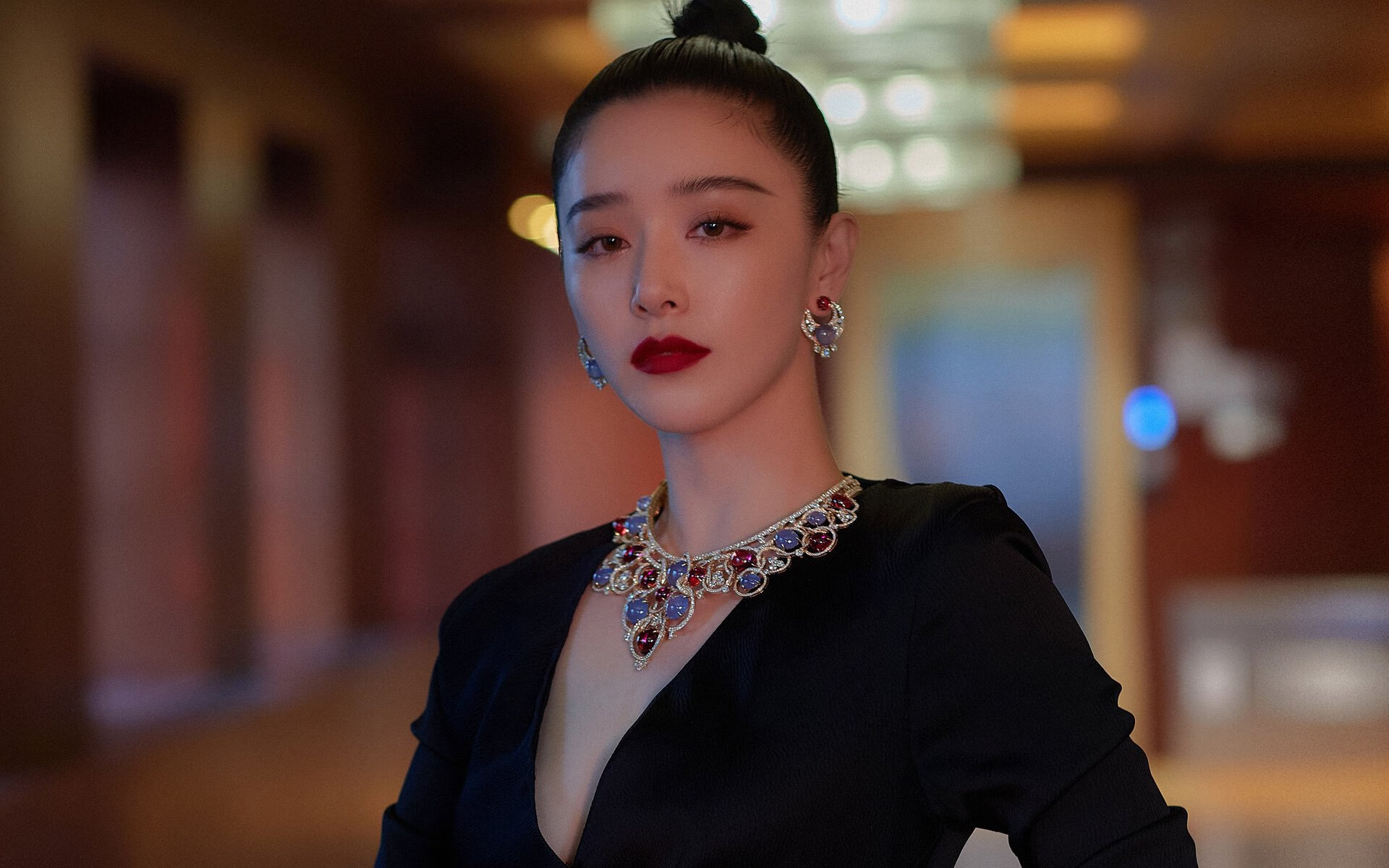 塞维利亚围绕中锋展开多次进攻配合，塞维利亚是强队吗